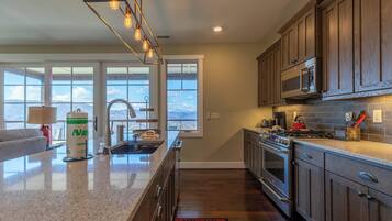 Condo, Berbilang Katil, Patio, Mountain View (Craig 201 Jurassic) | Dapur peribadi | Pembancuh kopi/teh