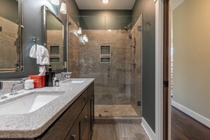 Condo, nhiều giường, sân hiên, quang cảnh núi (Craig 201 Jurassic) | Phòng tắm | Đồ dùng nhà tắm được thiết kế riêng, khăn tắm, giấy vệ sinh 
