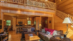 小屋, 多张床, 热水浴缸, 山景 (Acorn Lodge) | 起居区