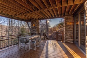 Outdoor dining - Horizons Edge (Boone)