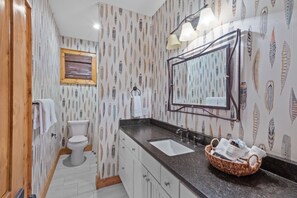 Cabin, Multiple Beds, Patio, Mountain View (Grin'Inn Bear It at Eagles Nest) | Bathroom