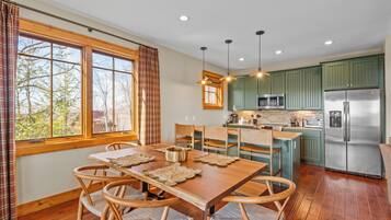 Cabin, Multiple Beds, Patio, Mountain View (Grin'Inn Bear It at Eagles Nest) | Dining