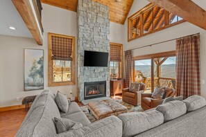 Huisje, Meerdere bedden, terras, uitzicht op bergen (Grin'Inn Bear It at Eagles Nest) | Woonruimte | Een open haard