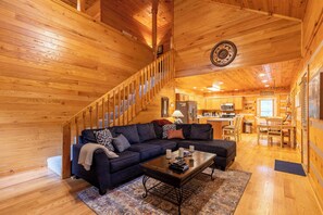 キャビン ベッド (複数台) スパ浴槽 マウンテンビュー (4J Getaway) | リビング エリア
