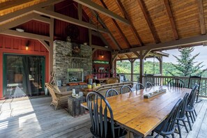 Outdoor dining - D-Coys Nest (Banner Elk)