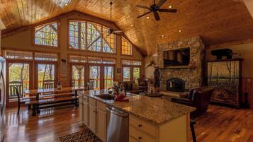 Cabin, Multiple Beds, Patio, Mountain View (Papa Bear Lodge at Eagles Nest) | Interior