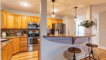 Kondominium, Beberapa Tempat Tidur, akses ke kolam renang, pemandangan gunung (Cozy Cub at Echota) | Dapur pribadi | Mesin pembuat kopi/teh