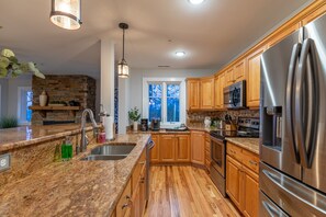 Condo, Multiple Beds, Pool Access, Mountain View (Cozy Cub at Echota) | Private kitchen - Cozy Cub at Echota (Banner Elk)