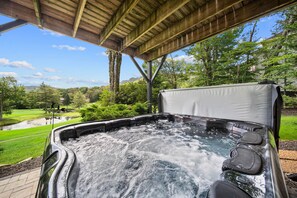 Outdoor spa tub