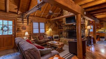 Cabin, Multiple Beds, Hot Tub, Mountain View (Draggin Fly) | Living area