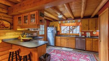 Kabin, Beberapa Tempat Tidur, hot tub, pemandangan gunung (Draggin Fly) | Dapur pribadi | Mesin pembuat kopi/teh