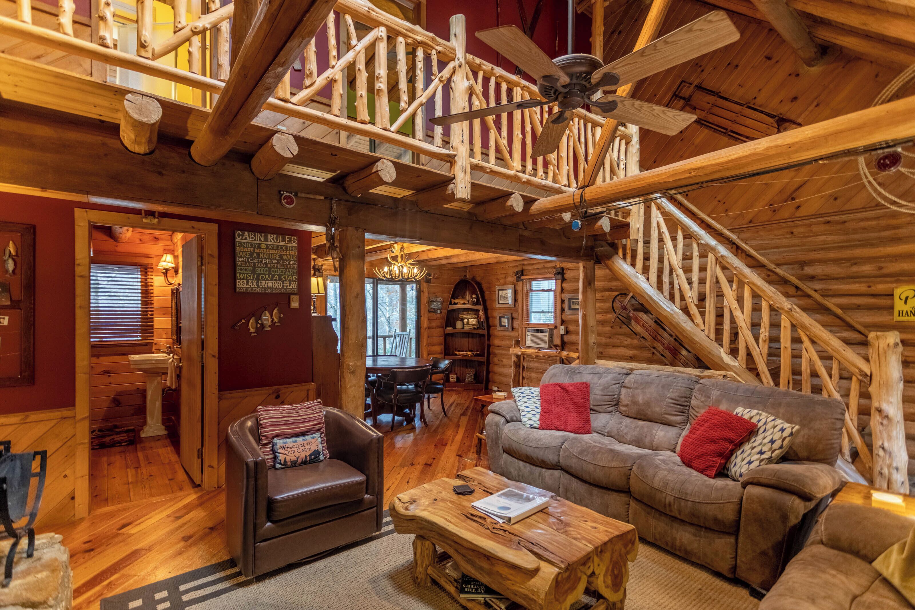 Cabin, Multiple Beds, Hot Tub, Mountain View (Draggin Fly) | Living area