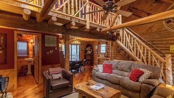 Cabin, Multiple Beds, Hot Tub, Mountain View (Draggin Fly) | Living area