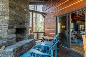 Stuga - flera sängar - bubbelpool - utsikt mot bergen (Walk In The Clouds) | Terrass/Patio