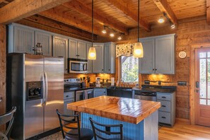 Stuga - flera sängar - bubbelpool - utsikt mot bergen (Walk In The Clouds) | Eget kök | Kaffe- och tebryggare