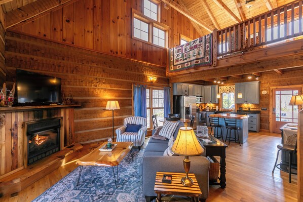 Stuga - flera sängar - bubbelpool - utsikt mot bergen (Walk In The Clouds) | Vardagsrum