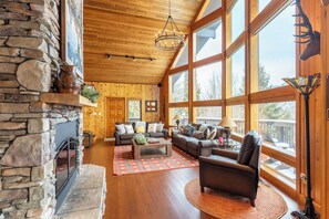 Ferienhütte, Mehrere Betten, Terrasse, Bergblick (Mountaineer Manor) | Wohnbereich | Kamin