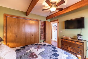Cabin, Multiple Beds, Patio, Mountain View (Mountaineer Manor) | 4 bedrooms, individually decorated, individually furnished, bed sheets - Mountaineer Manor (Sugar Grove)