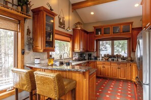 Huisje, Meerdere bedden, terras, uitzicht op bergen (Mountaineer Manor) | Privékeuken | Een koffiezetapparaat/waterkoker