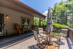 Outdoor dining - Mountaineer Manor (Sugar Grove)