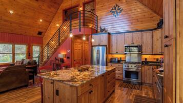 Kabin, 1 Tempat Tidur King dengan tempat tidur Sofa, hot tub, pemandangan gunung (A River Mist Walk) | Interior