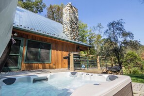 Baita, 1 letto king con divano letto, idromassaggio, vista montagna (A River Mist Walk) | Idromassaggio all'aperto