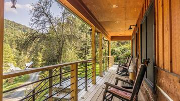 Kabin, 1 Tempat Tidur King dengan tempat tidur Sofa, hot tub, pemandangan gunung (A River Mist Walk) | Halaman properti