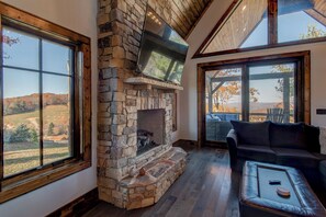 Hus - flera sängar - uteplats - utsikt mot bergen (Northern Exposure at Eagles Nest) | Vardagsrum | Eldstad