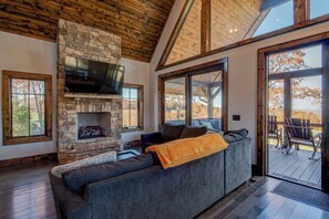 Hus - flera sängar - uteplats - utsikt mot bergen (Northern Exposure at Eagles Nest) | Vardagsrum | Eldstad