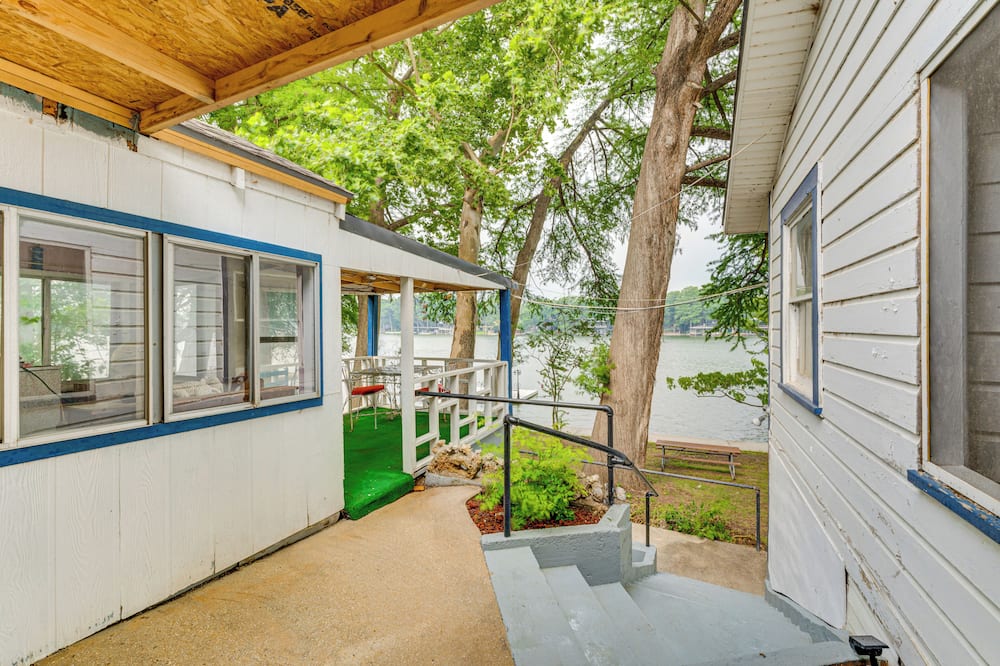 Lakefront Cottage in Clear Springs w/ Deck & Patio - Santa Clara, TX