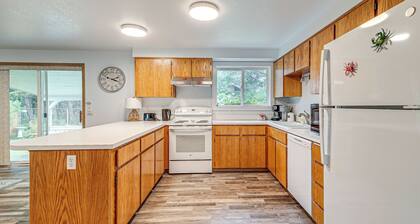 'the Crab Shack' Westport Home Half-mi to Beach!