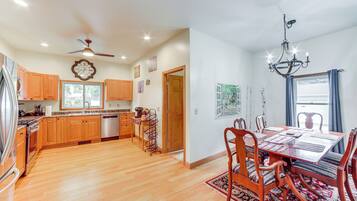 House (3 Bedrooms) | Interior