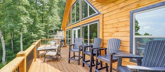 Mountain-view Fleetwood Retreat w/ Deck & Grill