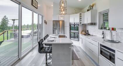 Hot Tub & Views: 'sunset Valley Retreat' in Eureka