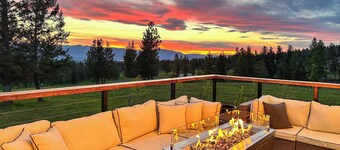 Hot Tub & Views: 'sunset Valley Retreat' in Eureka