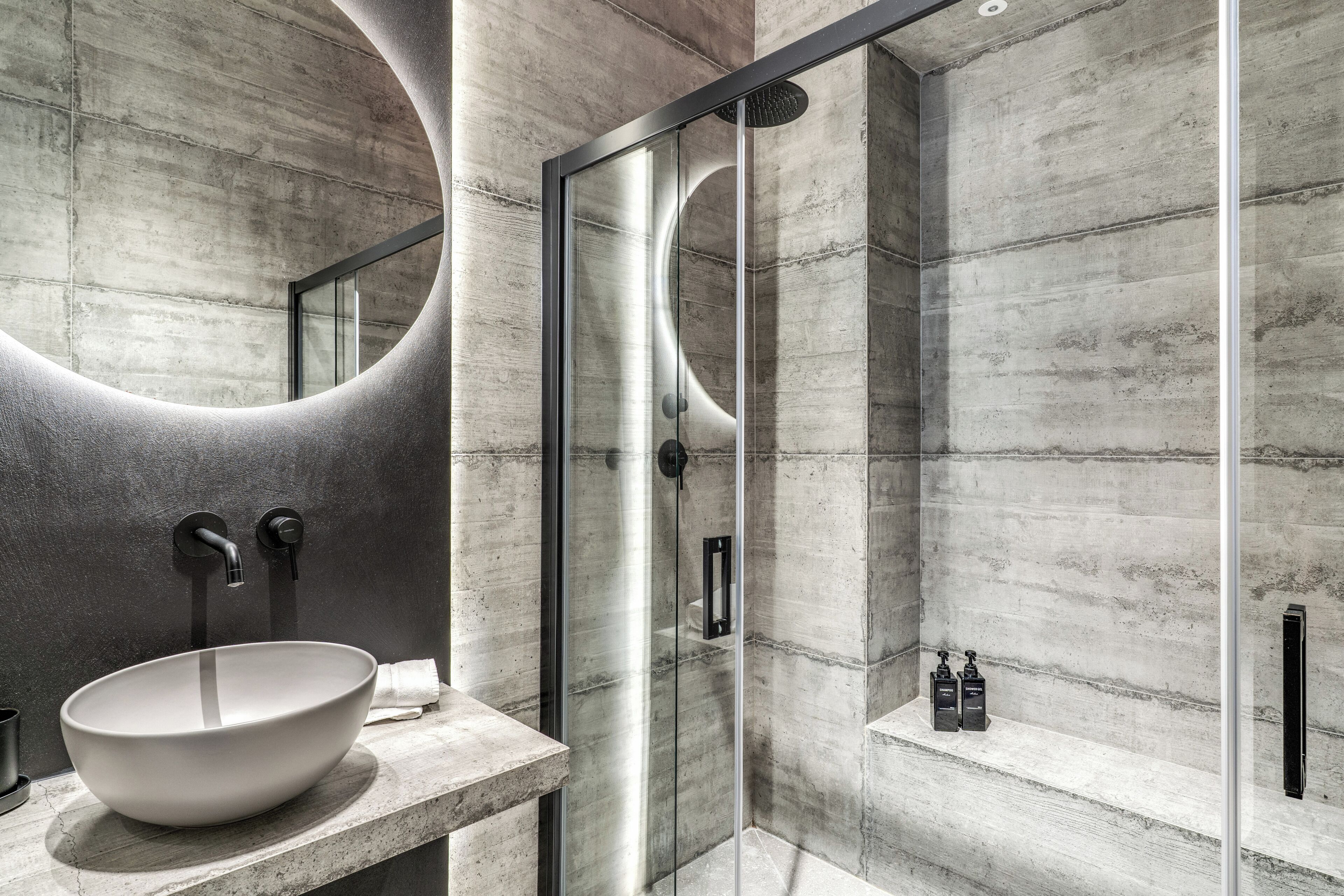 Studiosuite | Badezimmer | Kostenlose Toilettenartikel, Haartrockner, Bidet, Handtücher
