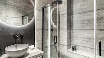 Studiosuite | Badezimmer | Kostenlose Toilettenartikel, Haartrockner, Bidet, Handtücher
