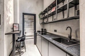 开间套房 | 私人厨房 | 迷你冰箱、意式浓缩咖啡机、茶具/咖啡用具、电热水壶