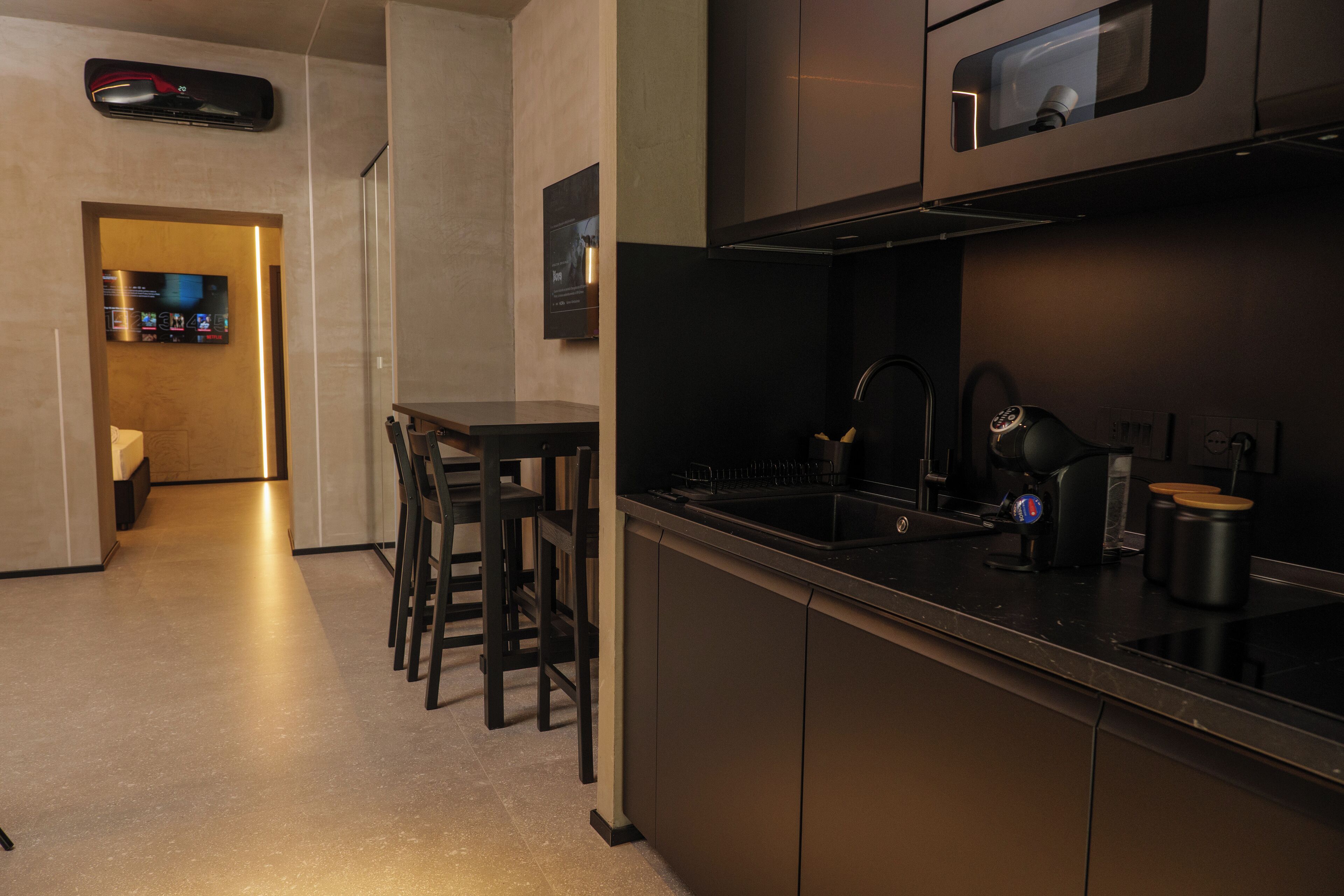 Luxury-Vierbettzimmer | Eigene Küche | Mini-Kühlschrank, Espressomaschine, Wasserkocher mit Kaffee-/Teezubehör