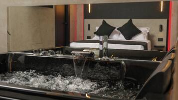 Luxury Quadruple Room | Blackout curtains, soundproofing, iron/ironing board, free WiFi