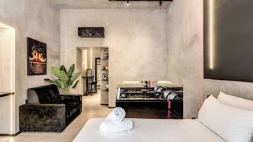 Studio Suite | Blackout curtains, soundproofing, iron/ironing board, free WiFi