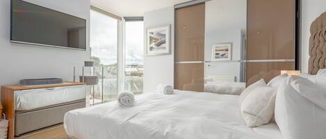 3 slaapkamers, een strijkplank/strijkijzer, gratis wifi, beddengoed