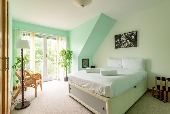 4 bedrooms, iron/ironing board, free WiFi, bed sheets