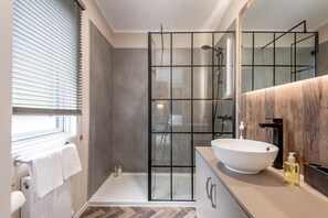Dusche, Haartrockner, Handtücher, Seife