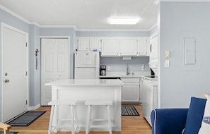Kylskåp, ugn, diskmaskin och kaffe- och tebryggare