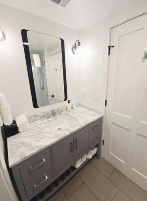 Regadera, secadora de cabello, toallas, jabón 