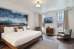 3 habitaciones, escritorio y tabla de planchar con plancha 