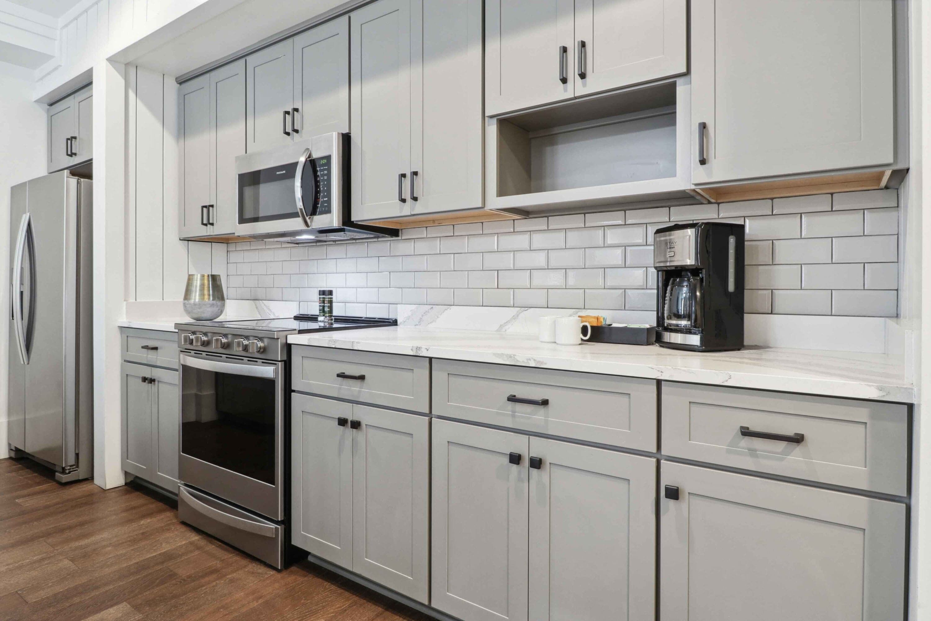 Refrigerador, microondas, horno y parrilla de estufa 