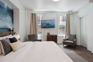 3 soverom, skrivebord, strykejern/-brett og reiseseng for barn