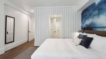 3 bedrooms, desk, iron/ironing board, travel crib